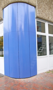 blaue Eckfassadenverkleidung der Carl-von-Ossietzky-Schule